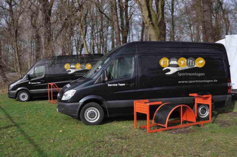 Bild: Servicefahrzeuge von Sportmontagen